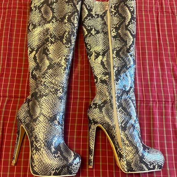 Snakeskin knee high boots - Picture 16 of 16